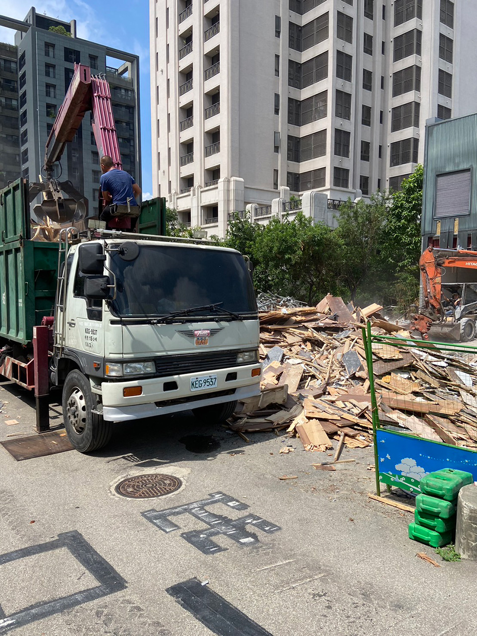 �x�_��M�B